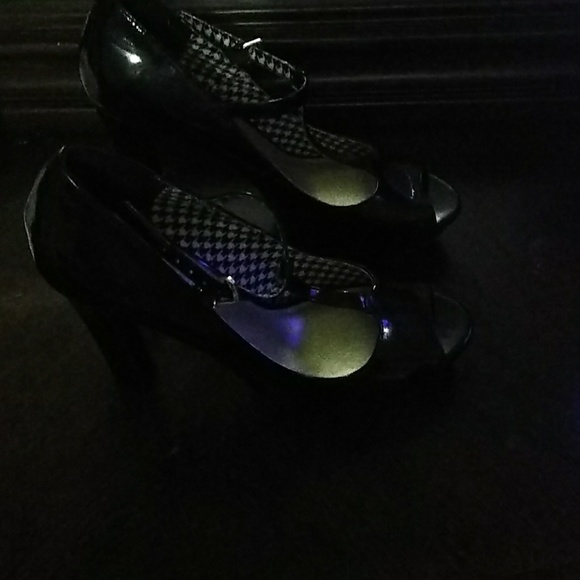 Black heels - Picture 3 of 4